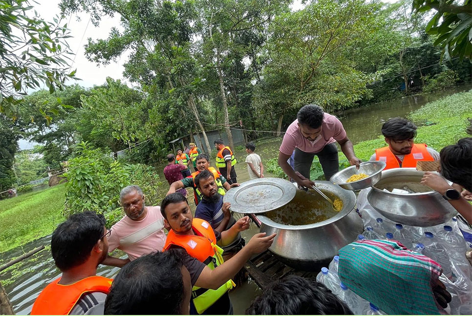 বন্যায় বিপর্যস্ত এলাকায় রান্না খাবার পৌঁছে দিচ্ছে ঢাবি ছাত্রদল