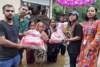 বসুন্ধরা গ্রুপের সহায়তায় নোয়াখালীতে বন্যার্তদের ঘরে ঘরে খাদ্য-ওষুধ পৌঁছে দিচ্ছেন শিক্ষার্থীরা