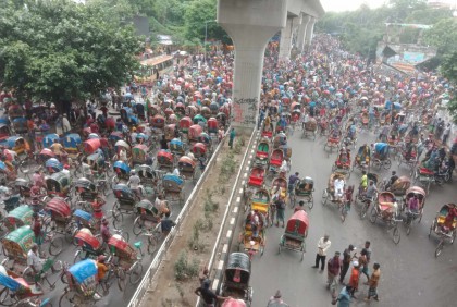 ৭২ ঘণ্টার আলটিমেটাম দিয়ে শাহবাগ ছাড়লেন রিকশাচালকরা

