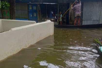 কুমিল্লায় ত্রাণ পাচ্ছে ডাঙার মানুষ, বঞ্চিত প্রকৃত দুর্গতরা