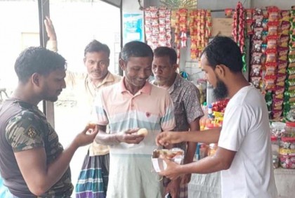 গোলাপের গ্রেফতারে এলাকায় মিষ্টি বিতরণ