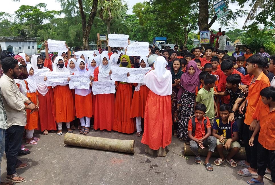 মোরেলগঞ্জে দুটি বিদ্যালয়ে প্রধান শিক্ষকের অপসারণ দাবিতে সড়ক অবরোধ