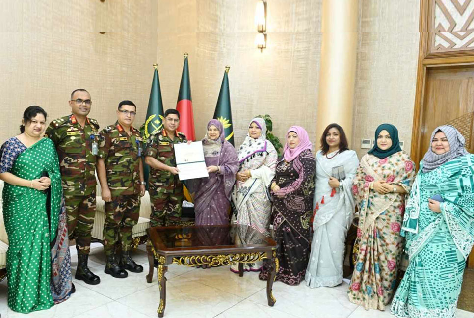 প্রধান উপদেষ্টার তহবিলে সেনা পরিবার কল্যাণ সমিতি, লেডিস ক্লাব ও চিলড্রেন ক্লাবের অনুদান হস্তান্তর