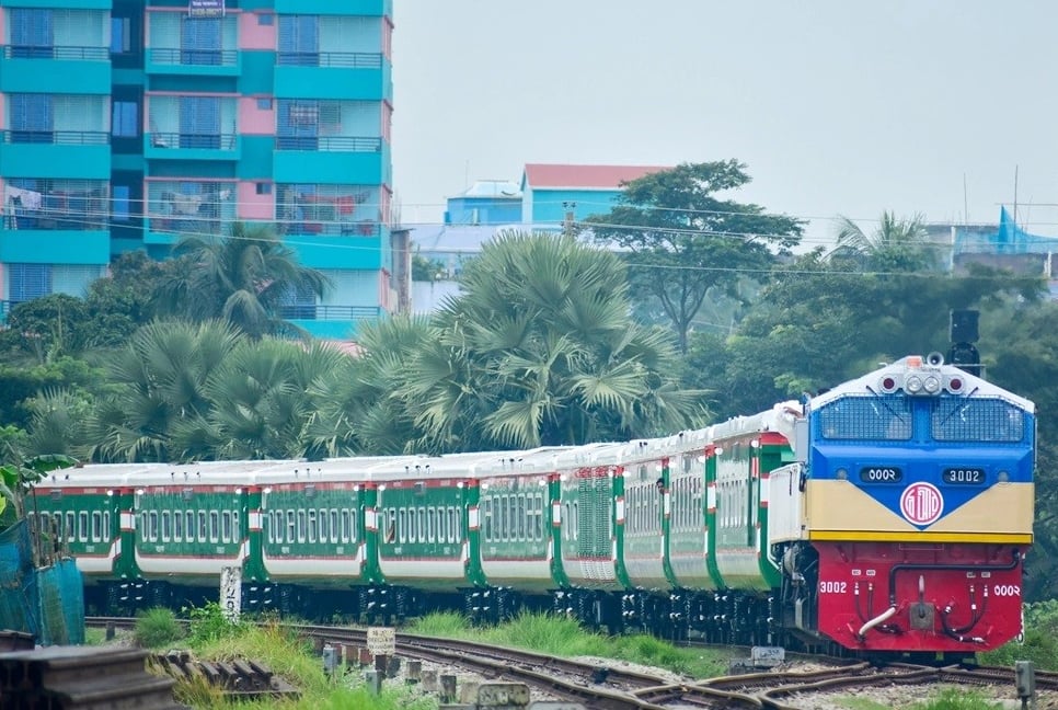 ঢাকা-চট্টগ্রাম রেলপথে বন্ধ সাত ট্রেন