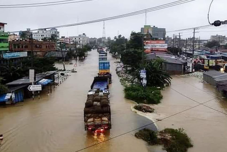 ক্ষতবিক্ষত ঢাকা-চট্টগ্রাম মহাসড়ক, স্বাভাবিক হচ্ছে যান চলাচল