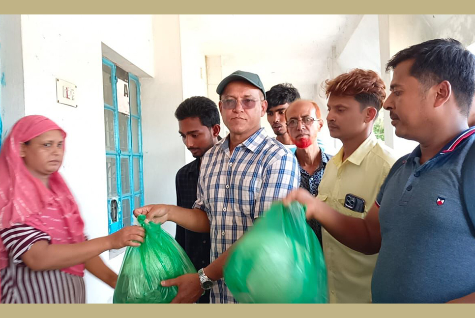 ফেনীতে পানিবন্দিদের মাঝে বিএনপি নেতার ত্রাণ সামগ্রী বিতরণ

