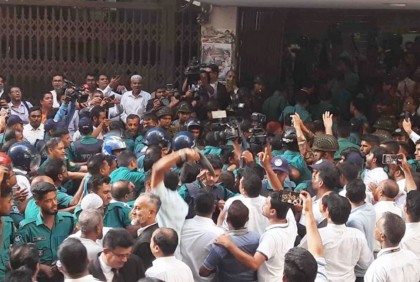 এবার ইনুকে লক্ষ্য করে জুতা ও ডিম নিক্ষেপ