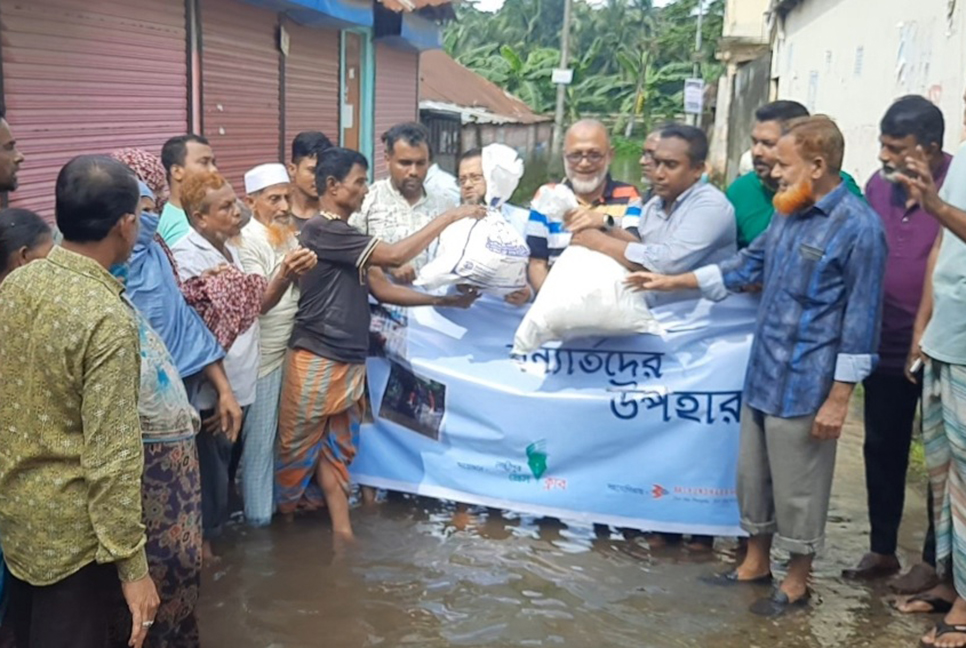 লক্ষ্মীপুরে বন্যার্তদের মাঝে বসুন্ধরার ত্রাণ বিতরণ 

