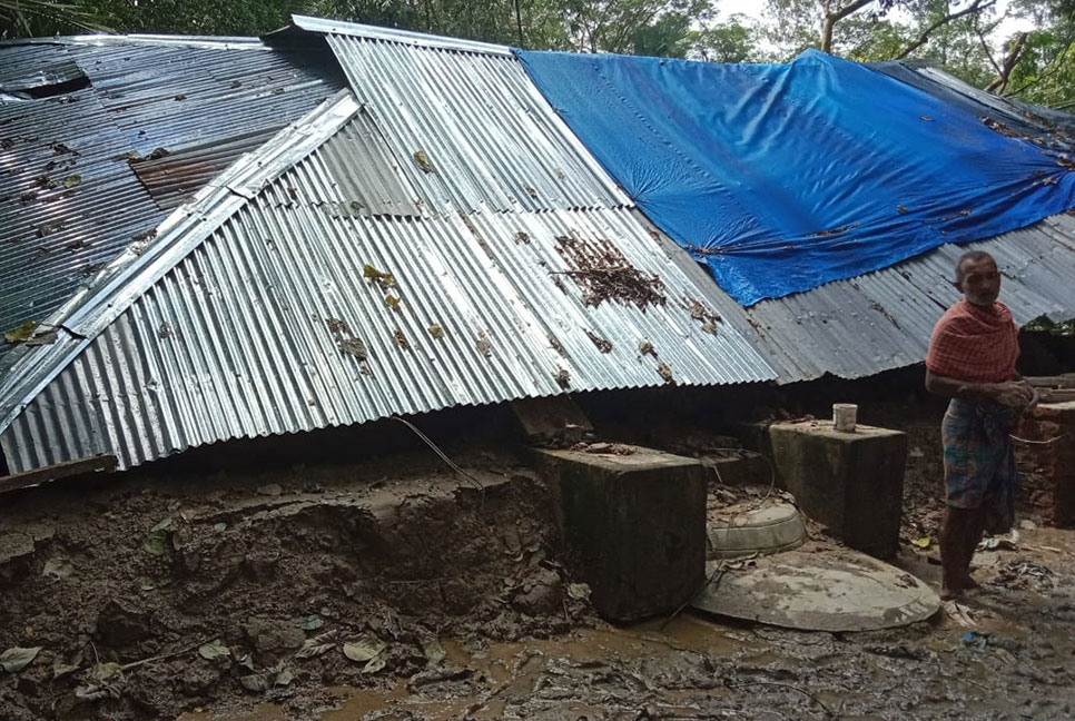 পানি নামলেও বাড়ি ফিরতে পারছেন না অনেকে