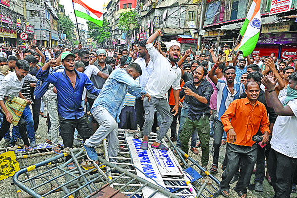 সংঘর্ষে রণক্ষেত্র কলকাতা