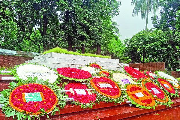 ফুলেল শ্রদ্ধায় জাতীয় কবিকে স্মরণ