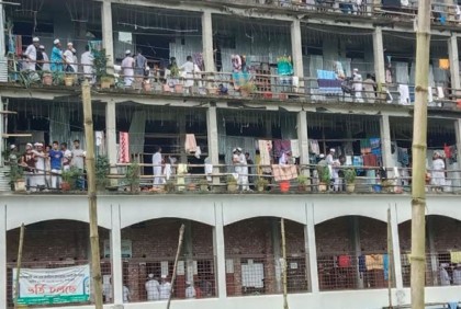 মুহতামিমের পদত্যাগের দাবিতে নেছারাবাদ মাদরাসায় ছাত্রদের
দু’গ্রুপে সংঘর্ষ, আহত ১১