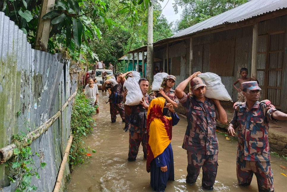 বন্যাদুর্গত মানুষের পাশে বিজিবি, এ পর্যন্ত ৪০৭১৬ পরিবারে ত্রাণ বিতরণ

