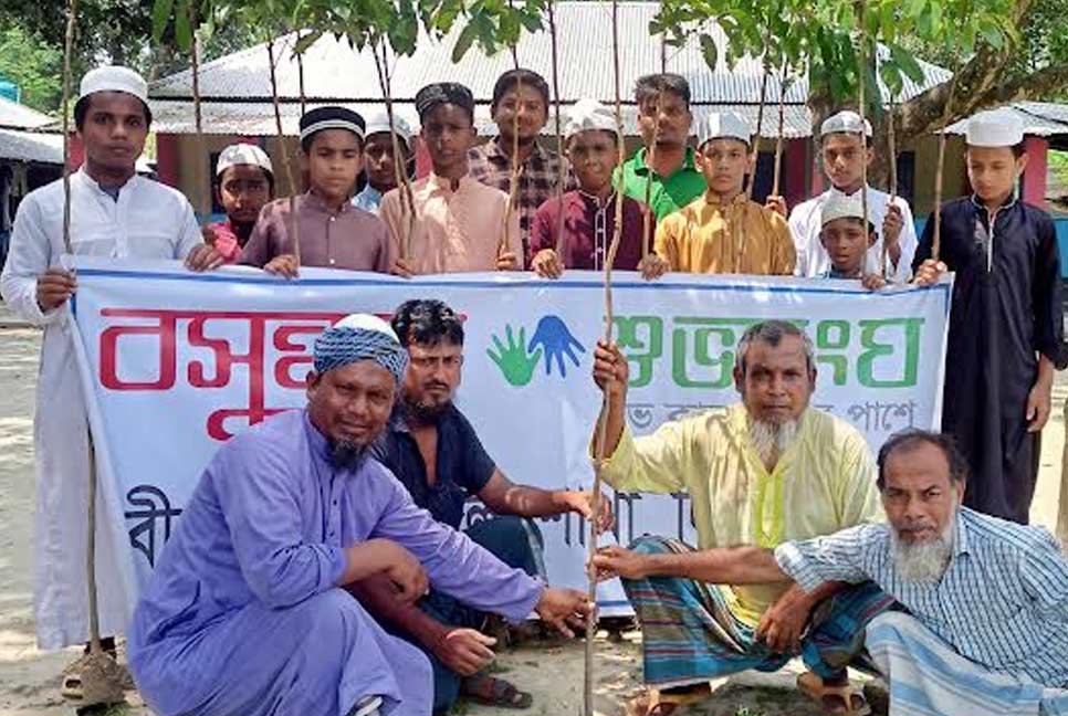 ছাত্র আন্দোলনে নিহতদের স্মরণে বসুন্ধরা শুভসংঘের বৃক্ষরোপণ