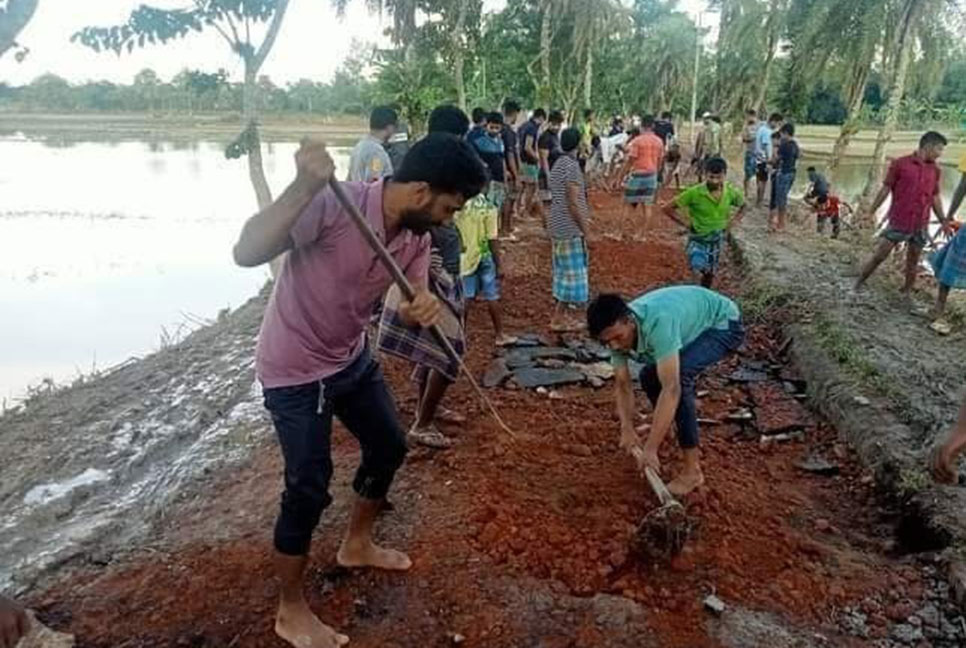 মসজিদের ঘোষণা দিয়ে সড়ক সংস্কারে যুবকরা