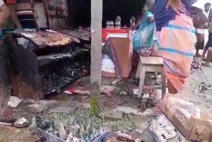 মেহেরপুরে দুর্বৃত্তদের দেয়া আগুনে দোকান পুড়ে ছাই