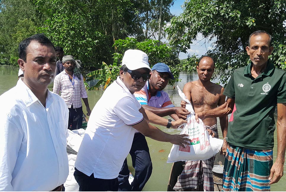 নাঙ্গলকোটে মোবাশ্বের ভূঁইয়ার পক্ষ থেকে পানিবন্দি মানুষের মাঝে খাদ্যসামগ্রী বিতরণ
