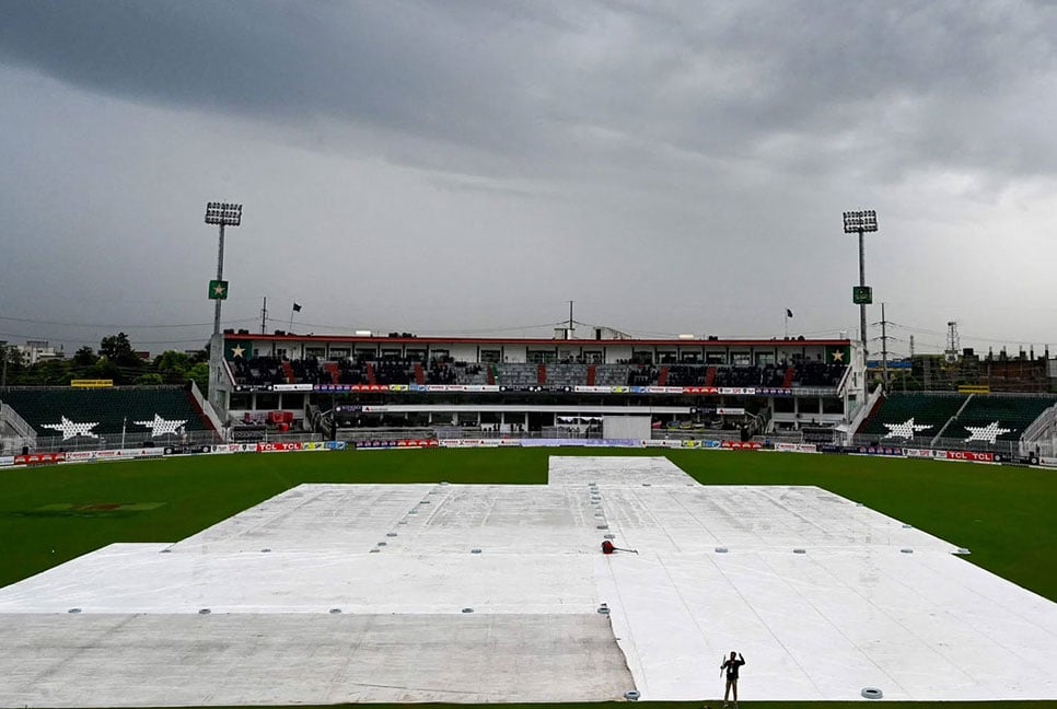 বৃষ্টিতে ভেসে গেল প্রথম দিনের খেলা