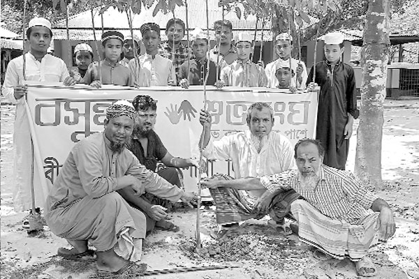 আন্দোলনে শহীদদের স্মরণে বৃক্ষরোপণ বসুন্ধরা শুভসংঘের