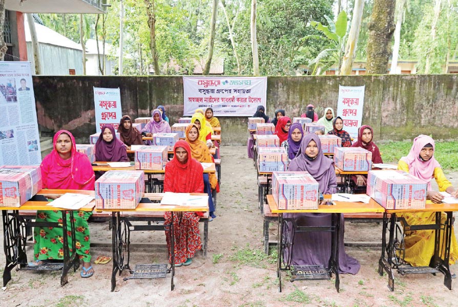 সুই সুতায় স্বাবলম্বী হওয়ার স্বপ্ন