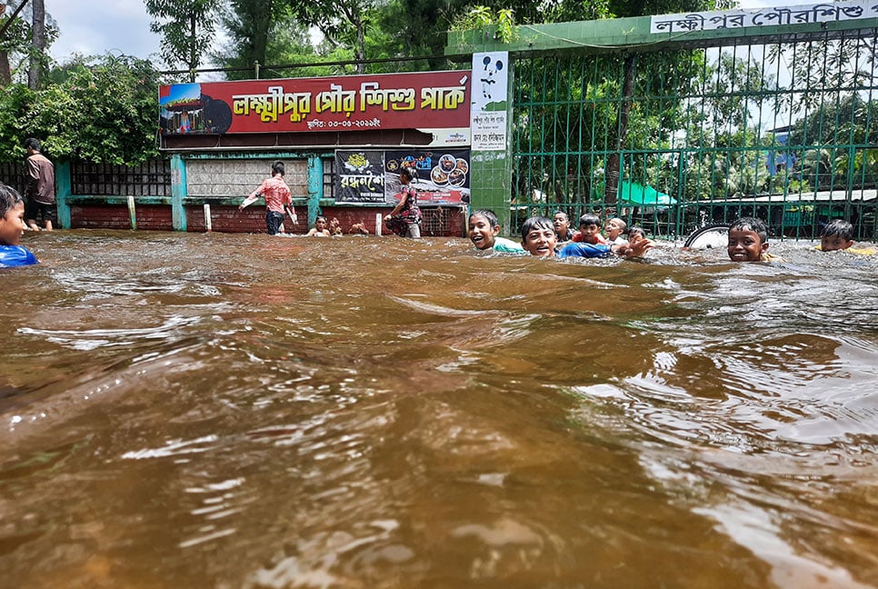 লক্ষ্মীপুরে ধীরগতিতে নামছে পানি