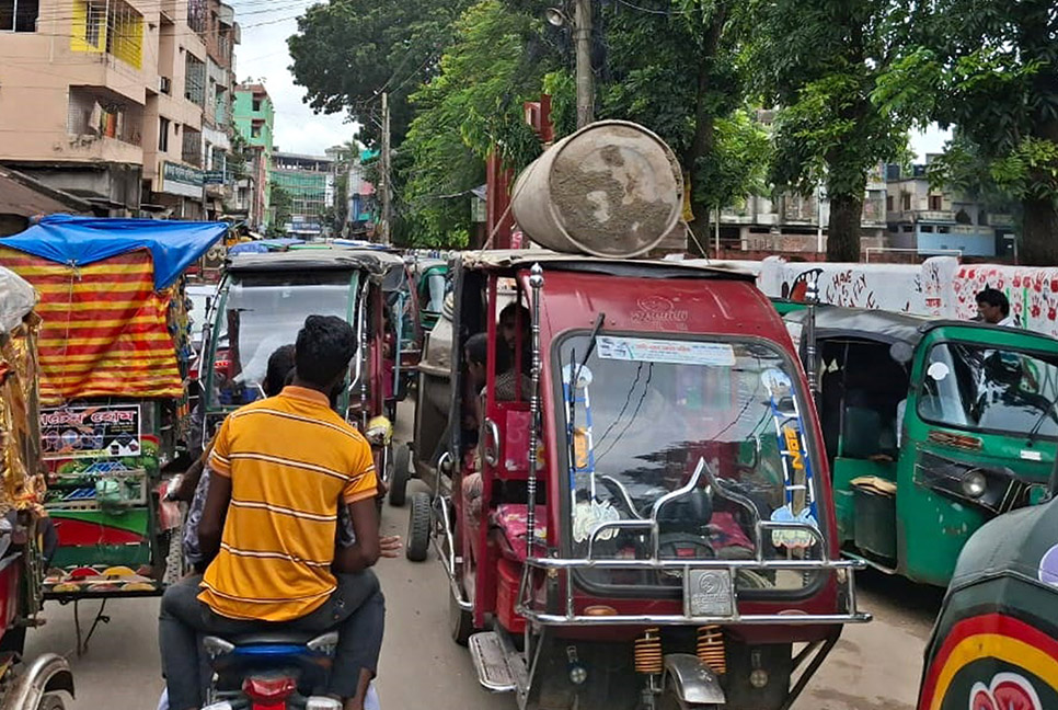 বগুড়া শহরে তীব্র যানজটে নাকাল শহরবাসী