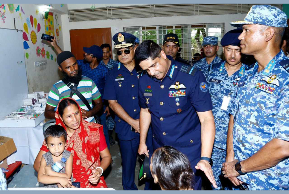 ফেনীর দুর্গাপুরে বন্যাদুর্গত এলাকা পরিদর্শন করেছেন বিমানবাহিনী প্রধান 

