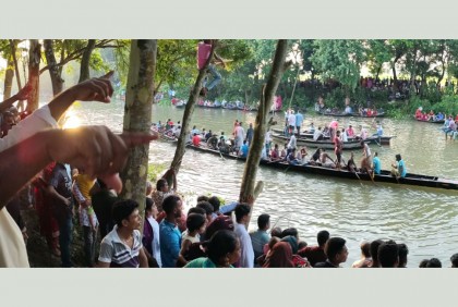 মানিকগঞ্জের ঘিওরে ঐতিহ্যবাহী নৌকা বাইচ  

