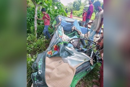 ব্রাহ্মণবাড়িয়ায় ট্রেনের ধাক্কায় দুমড়েমুচড়ে গেল অটোরিকশা