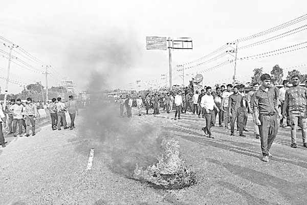 ওষুধ কারখানায় শ্রমিক অসন্তোষ অবরোধ