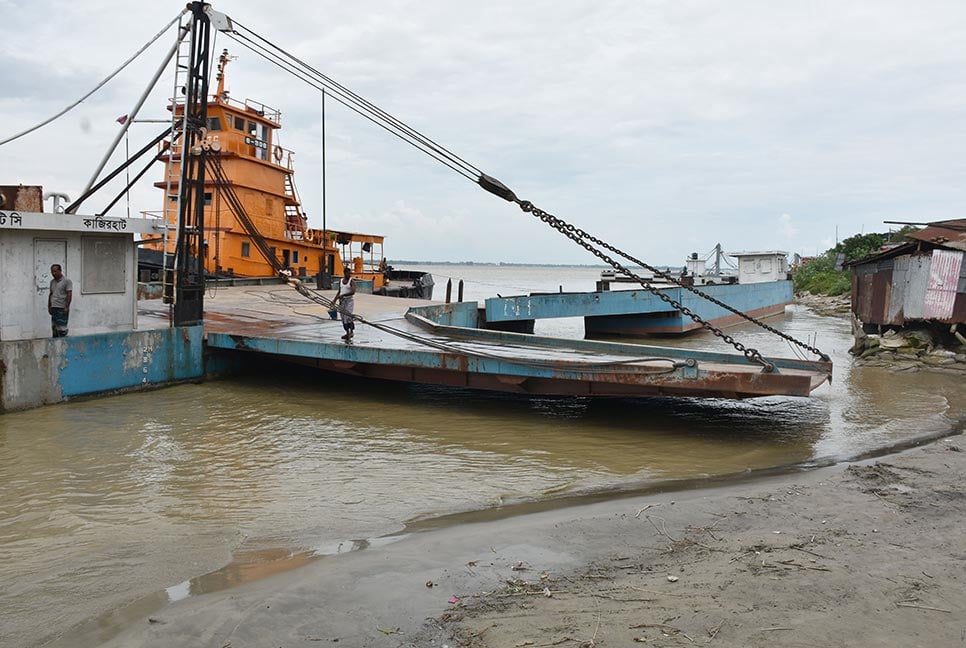 ভাঙনে বন্ধ দৌলতদিয়ার ৪ নম্বর ফেরিঘাট