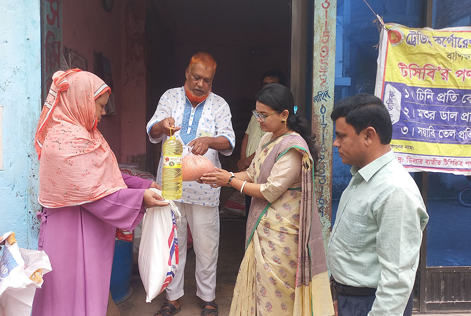 ব্রাহ্মণবাড়িয়ায় টিসিবির পণ্য বিক্রি শুরু