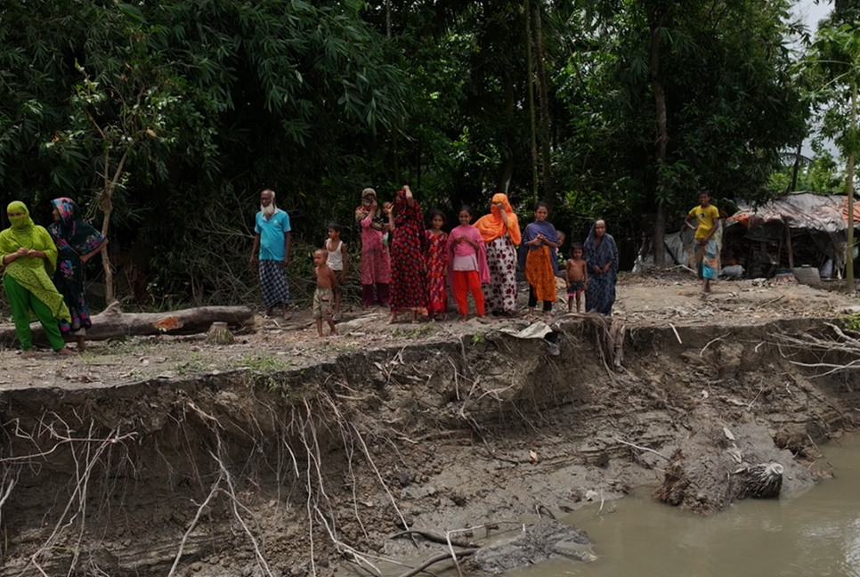 বন্যায় শেষ সম্বল খুইয়ে দিশেহারা খেটে খাওয়া মানুষ