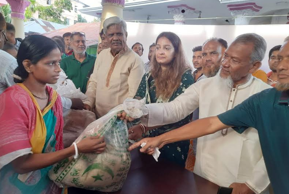 নোয়াখালীতে বন্যায় ক্ষতিগ্রস্তদের মাঝে বিএনপির ত্রাণ বিতরণ