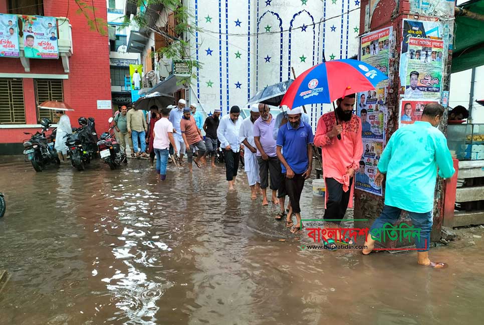 সামান্য বৃষ্টিতেই বরিশাল নগরীতে জমে হাটু পানি 