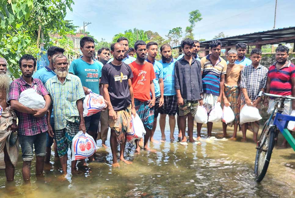 মনোহরগঞ্জের বানভাসিদের মাঝে ত্রাণ বিতরণ