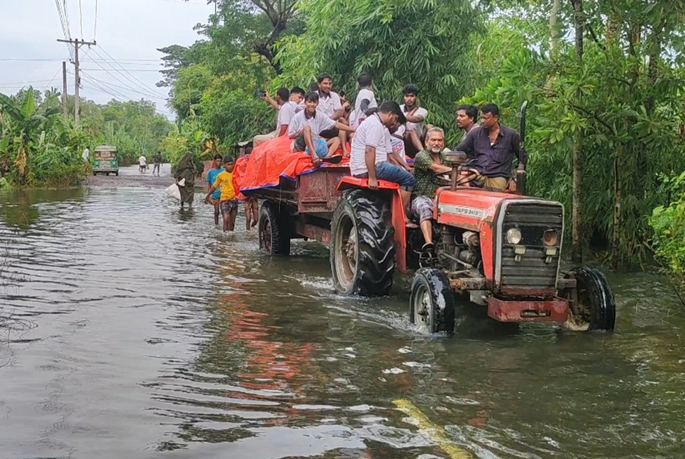 কেউ ফিরছেন বাড়িতে, কেউ যাচ্ছেন নিরাপদ আশ্রয়ে