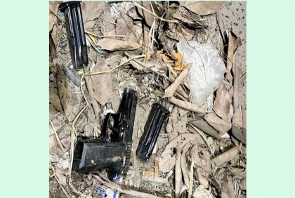 নাটোরে রাস্তার পাশে পড়ে ছিল আগ্নেয়াস্ত্রসহ ১১ রাউন্ড গুলি 