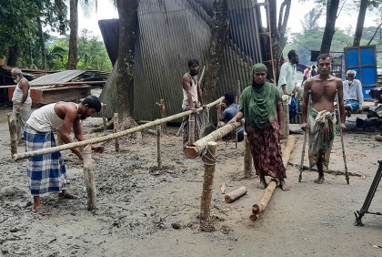 ঘুরে দাঁড়ানোর চেষ্টায় বন্যায় ক্ষতিগ্রস্তরা