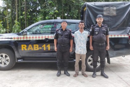  নোয়াখালীতে বিপুল অস্ত্রসহ সন্ত্রাসী গ্রেফতার