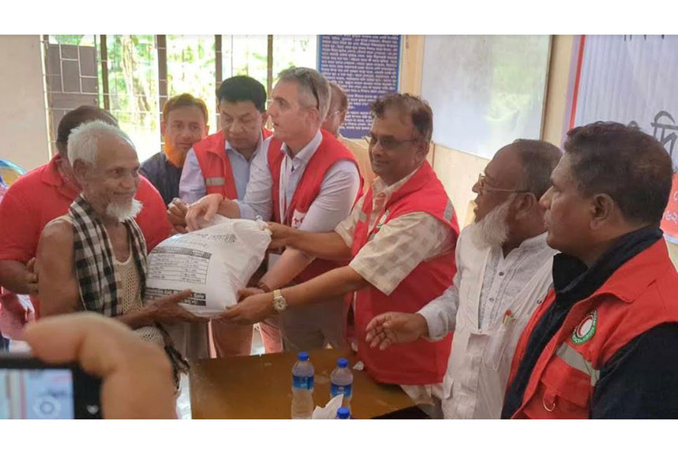 লক্ষ্মীপুরে বন্যা কবলিত ৫০০ পরিবারে ত্রাণ সহায়তা 