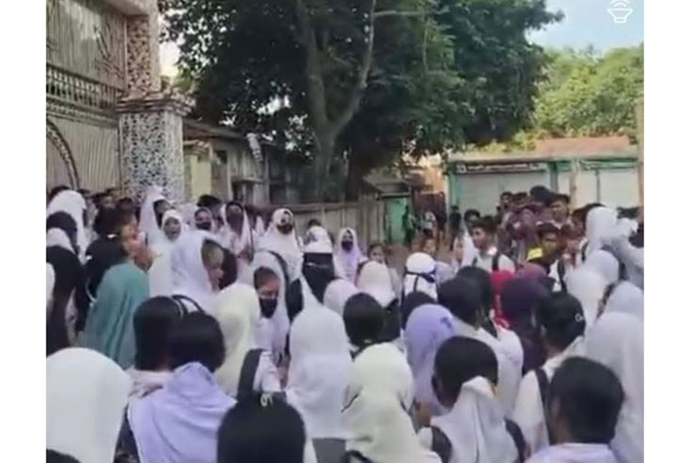 নবীনগরে অধ্যক্ষকে পুনর্বহালের দাবিতে আন্দোলনে শিক্ষার্থীরা