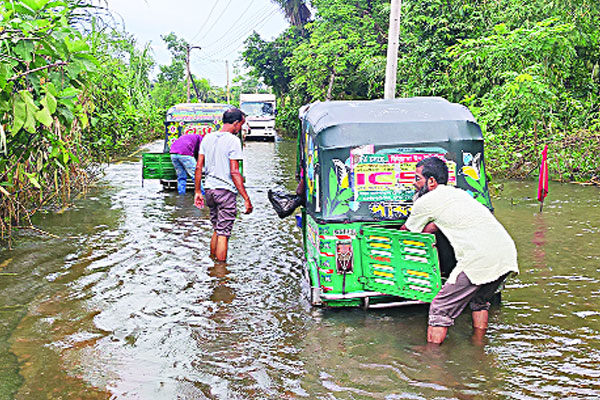 এখনো পানিবন্দি ৬ লাখ পরিবার