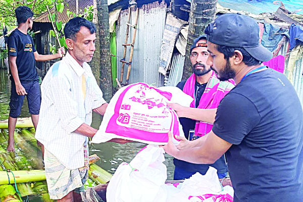 বন্যার্তদের মাঝে বসুন্ধরার ত্রাণ