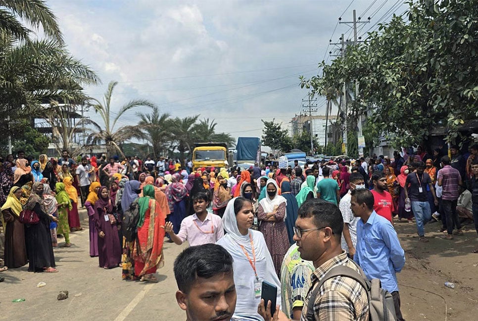 শ্রমিক বিক্ষোভে আশুলিয়ায় ৬০ কারখানায় ছুটি ঘোষণা