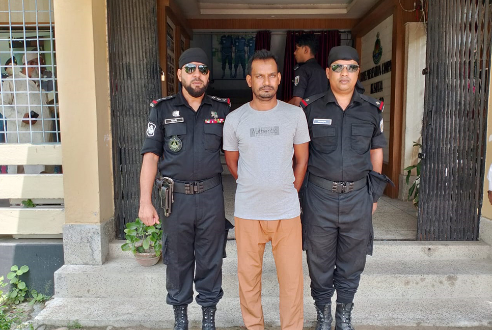 কুষ্টিয়ায় জেল পলাতক ২৫ মামলার আসামি গ্রেফতার