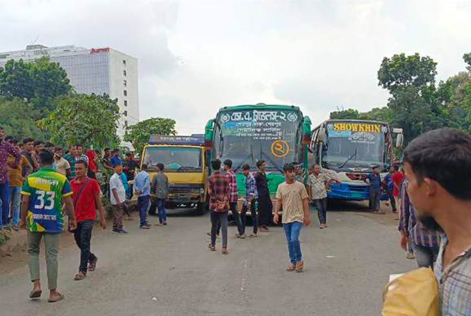 ভালুকায় চাকরির দাবিতে মহাসড়ক অবরোধ 