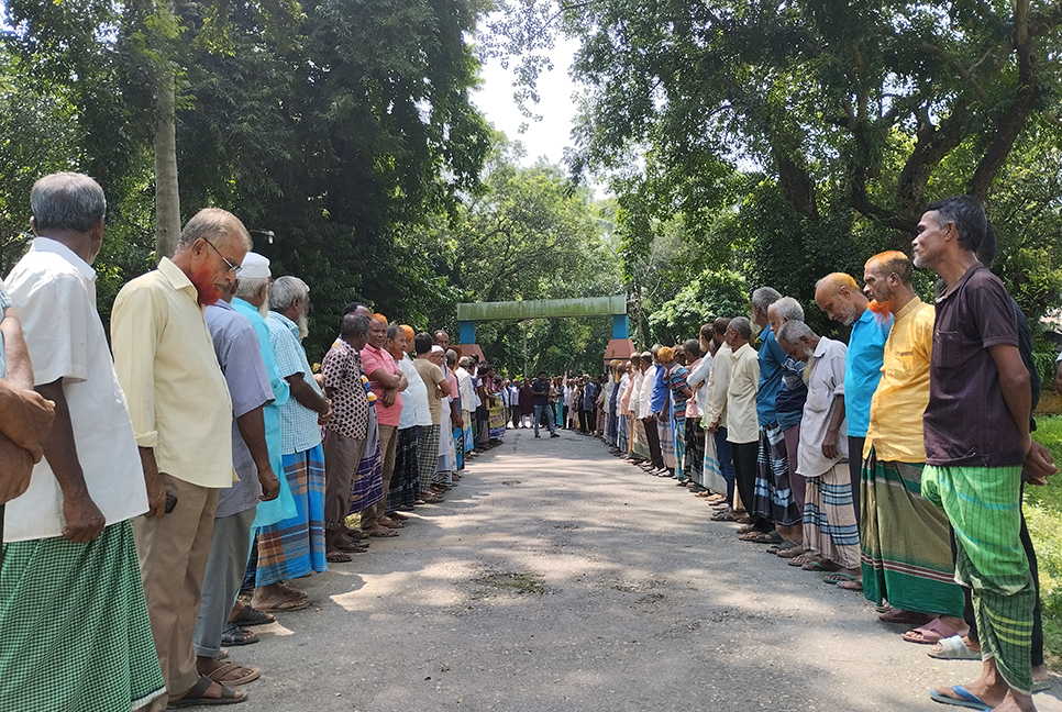 রংপুর চিনিকল চালুর দাবিতে বিক্ষোভ ও মানববন্ধন