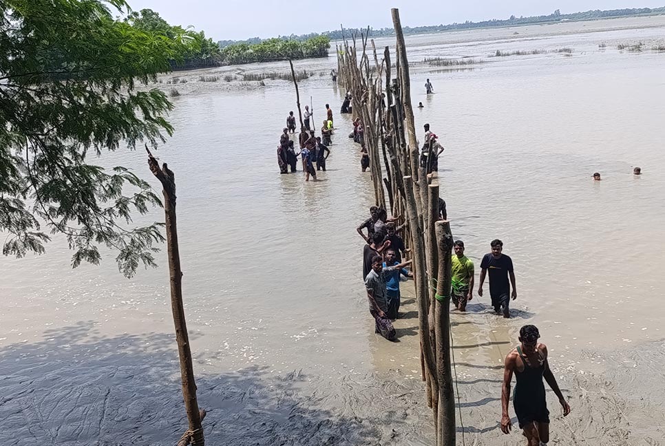 বসতভিটা রক্ষায় স্বেচ্ছাশ্রমে বাঁধ নির্মাণ