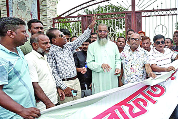 বগুড়া স্টেডিয়ামের নতুন ফলক সরানো হলো